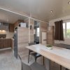 Cucina e sala da pranzo in legno moderno.